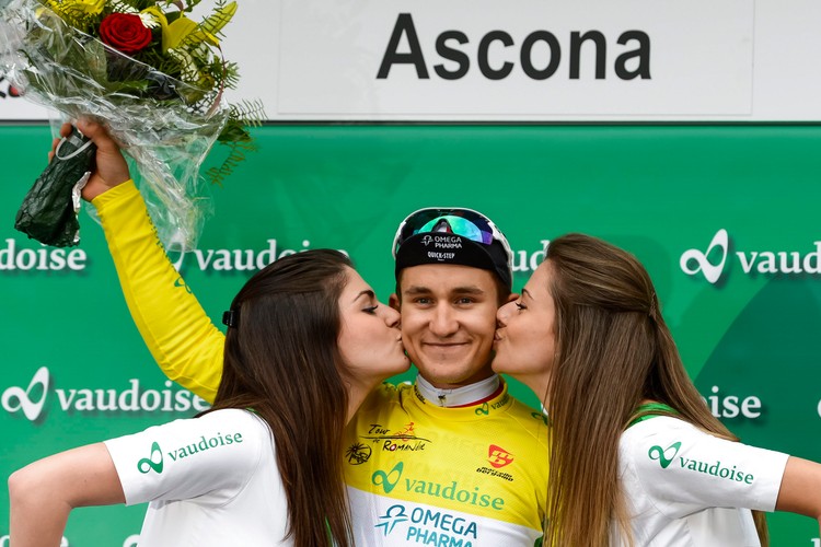 Piękne panie całują polskiego kolarza. Kwiatkowski liderem Tour de Romandi