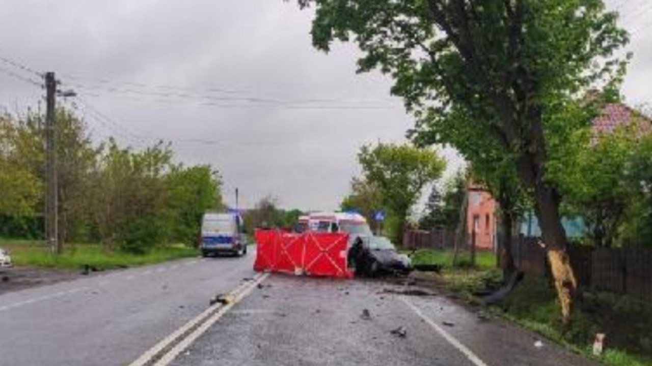 Tragiczny wypadek w Pyskowicach. Nie żyje 21-latek. Droga jest zablokowana