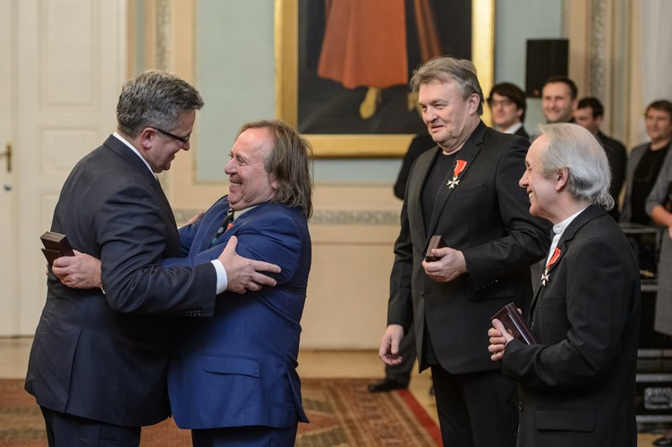 Prezydent Bronisław Komorowski i członkowie zespołu Budka Suflera: Krzysztof Cugowski, Romuald Lipko oraz Tomasz Zeliszewski