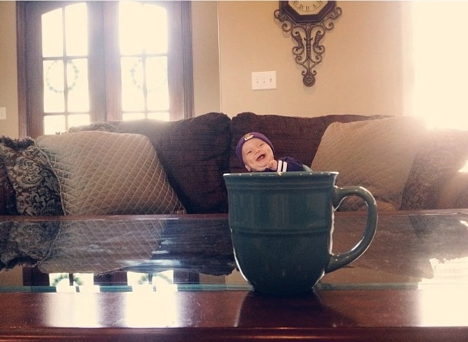 Svima je ipak jasno da dete zapravo sedi na kauču