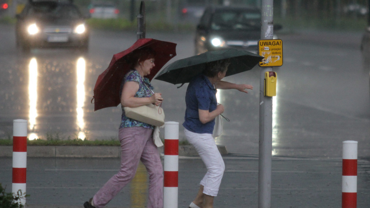 Wczoraj późnym popołudniem i wieczorem nad Polską przeszły potężne burze. Również dzisiaj synoptycy zapowiadają przelotne opady deszczu i burze. Miejscami, zwłaszcza na południu kraju mogą wystąpić opady gradu. W czasie burz przewidywana wysokość opadów wyniesie do 20 mm, a na południu do 40 mm.