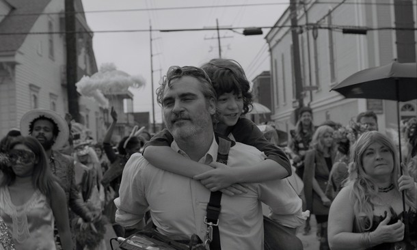 Kadr z filmu „C’mon, C’mon, reż. Mike Mills. Na zdjęciu Joaquin Phoenix i Woody Norman