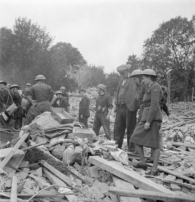 Akcja ratunkowa w budynku w Londynie trafionym niemiecką rakietą V1, 1944 r.