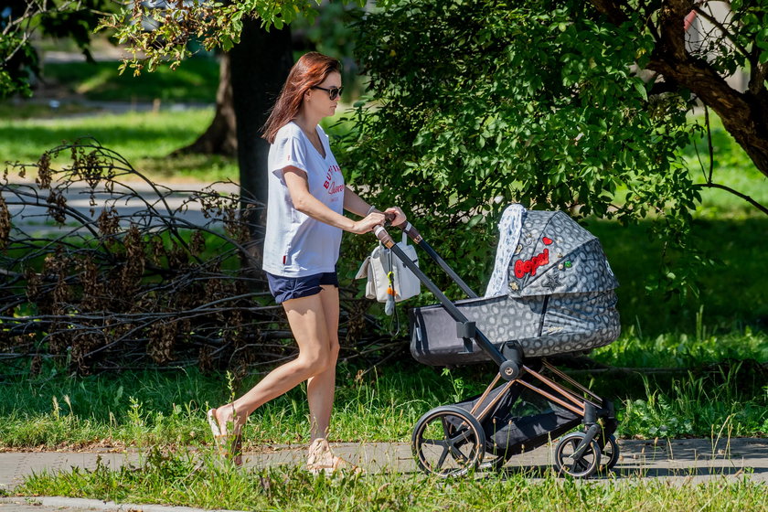 Agnieszka Radwańska z synkiem na spacerze