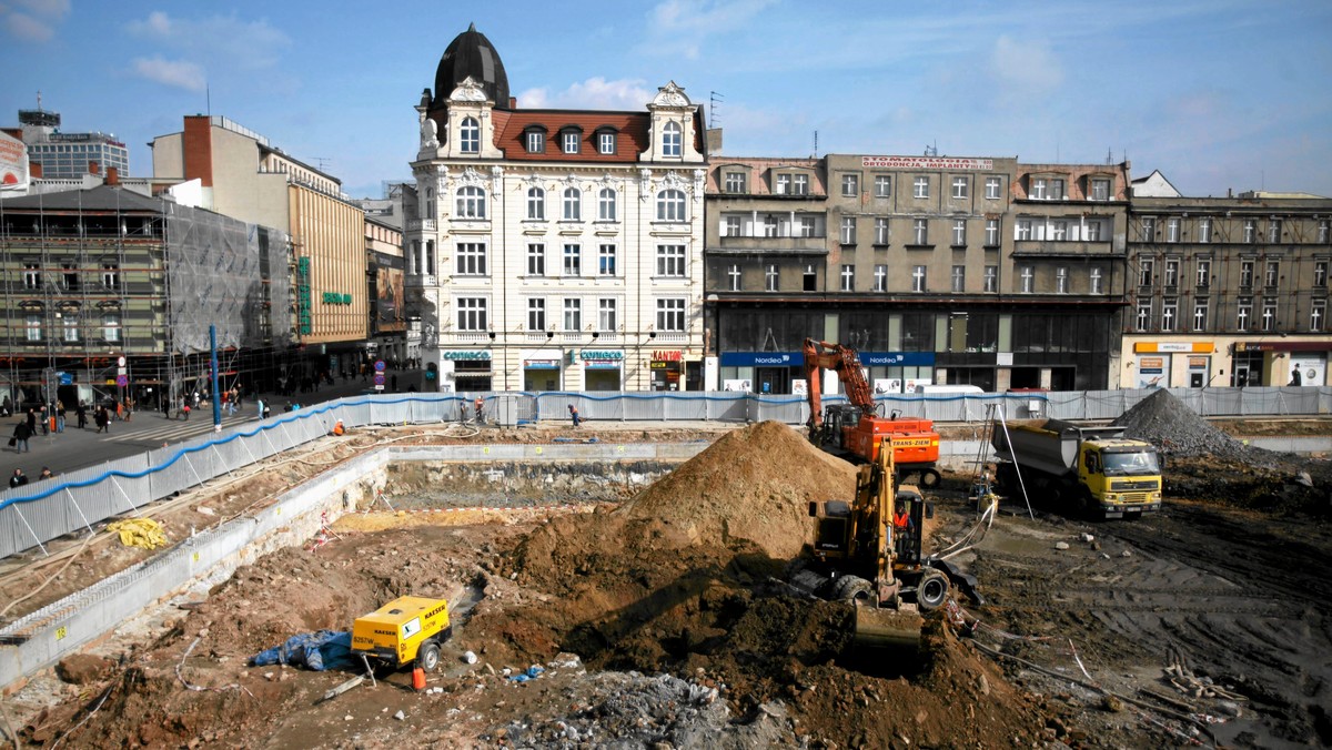 Setki mieszkańców przykładają dzisiaj ręce do budowy nowego dworca kolejowego w Katowicach. Zeskanowane odciski ich dłoni - umieszczone na twardym dysku - trafią do kapsuły czasu, która wraz z kamieniem węgielnym zostanie we wtorek wmurowana w fundamenty obiektu.