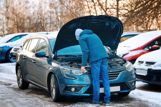 Dlaczego samochód nie odpala zimą? Oto kilka potencjalnych usterek