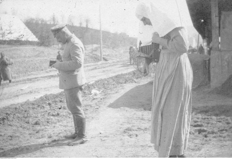 Służba zdrowia w wojsku rosyjskim w Galicji. Ignacy Fudakowski i pielęgniarka z aparatem fotograficznym (1914-15)