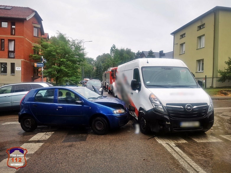 Zderzenie dostawczaka i osobówki. Kierowca fiata w szpitalu - 05.07.2022 · fot. 112tychy.pl