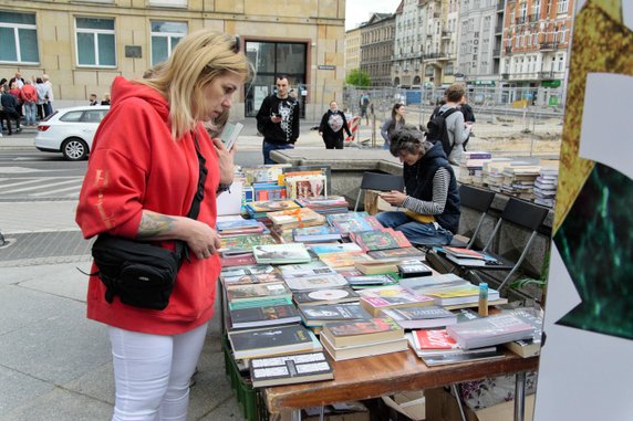 Przed CK Zamek odbyła się Poznańska Garażówka na rzecz osób z doświadczeniem uchodźczym fot. Codzienny Poznań / S. Toroszewska