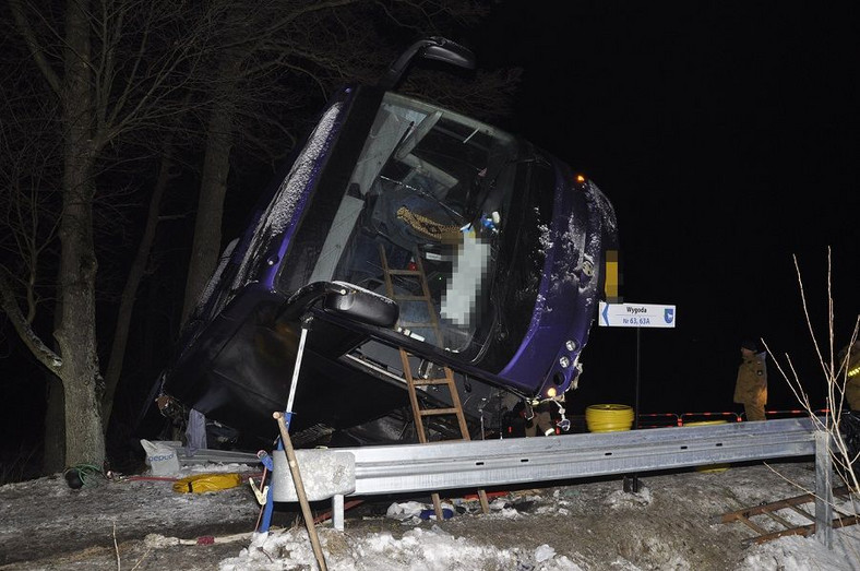 Wypadek autokaru w Wisznicach. W samochodzie było 26 osób