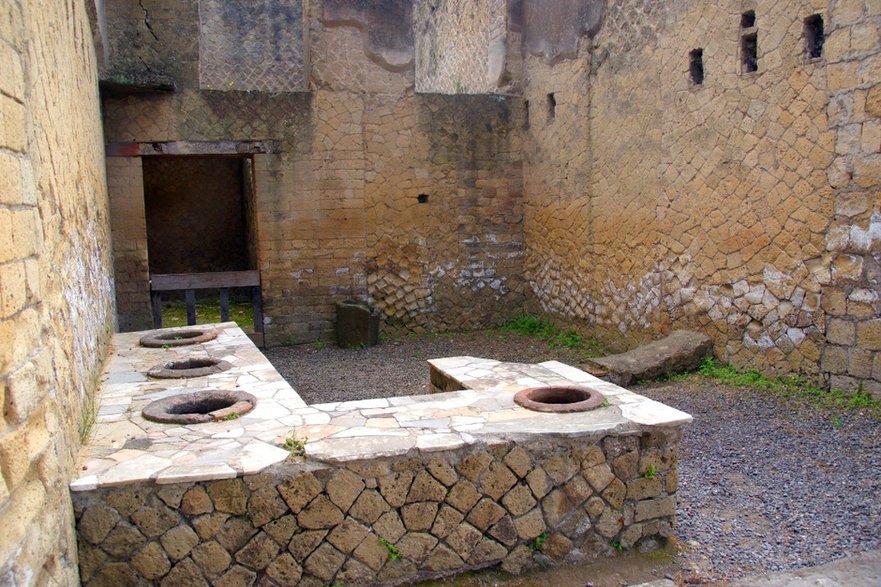 Nie tylko Pompeje - tu przykład thermopolium w Herkulanum