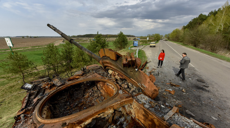 A háború nyomai Ukrajnában / Fotó: MTI/EPA/Oleg Petraszjuk