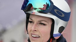 lindsey vonn nie jest w stanie ustać na nogach. leży nieruchomo na szpitalnym łóżku