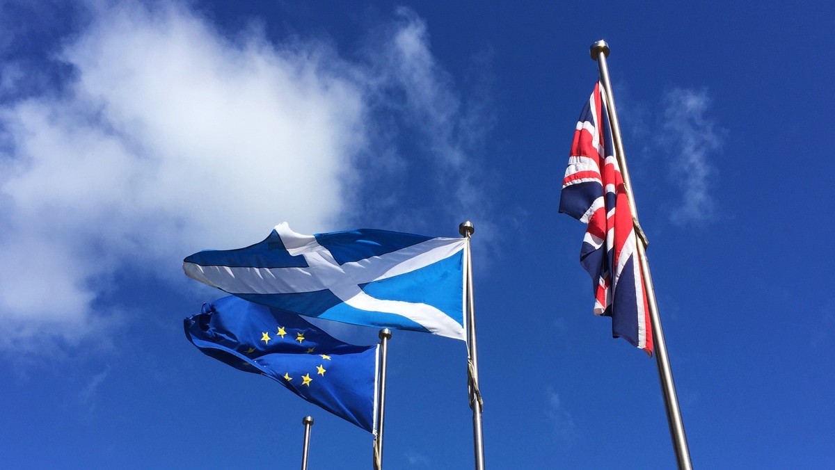 Kilkadziesiąt tysięcy ludzi przeszło dziś ulicami Glasgow, by zamanifestować swe poparcie dla niepodległości Szkocji. Wielu uczestników corocznej demonstracji było ubranych w kilty, inni trzymali szkockie flagi lub się nimi okrywali. W tłumie powiewały też flagi katalońskie. Na trasie marszu ustawili się kontrdemonstranci, którzy wymachiwali brytyjskimi flagami.