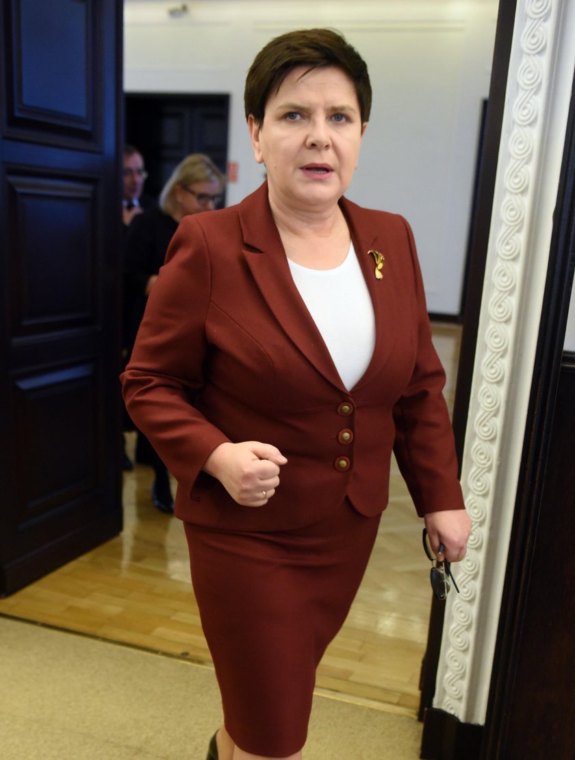 WIZYTA PREMIER BEATY SZYDLO W LODZKICH WOJSKOWYCH ZAKLADACH LOTNICZYCH