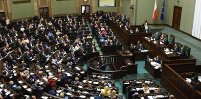 Oburzające! Posłowie dogadali się, by nie pracować. A tłusto sobie płacą