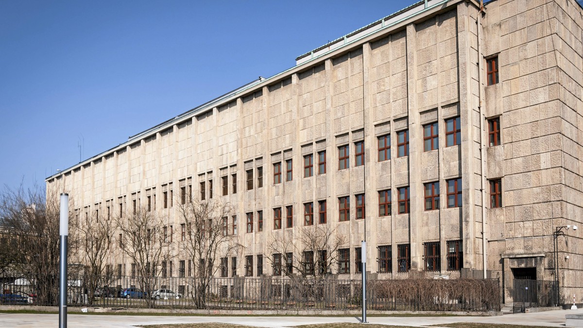 Konserwatorzy z krakowskiego Muzeum Narodowego odnawiają XVI-wieczny kobierzec turecki, który zalicza się do największych zachowanych na świecie. Tkanina ma niemal 40 m kw.