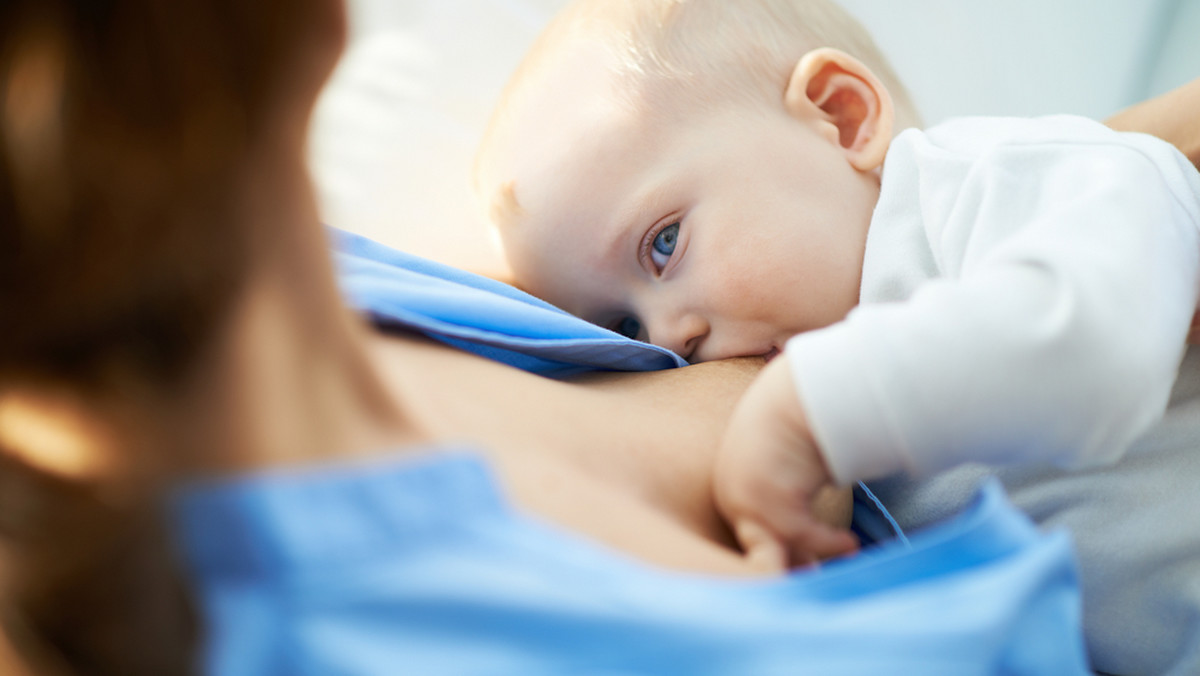 W pierwszych dniach po urodzeniu dziecko powinno być karmione 8 – 12 razy na dobę – takie zalecenie znajdą świeżo upieczeni rodzice w większości poradników i portali. Czy oznacza to, że malucha trzeba przystawiać do piersi regularnie co 2 – 3 godziny z przysłowiowym zegarkiem w ręku? Niekoniecznie!