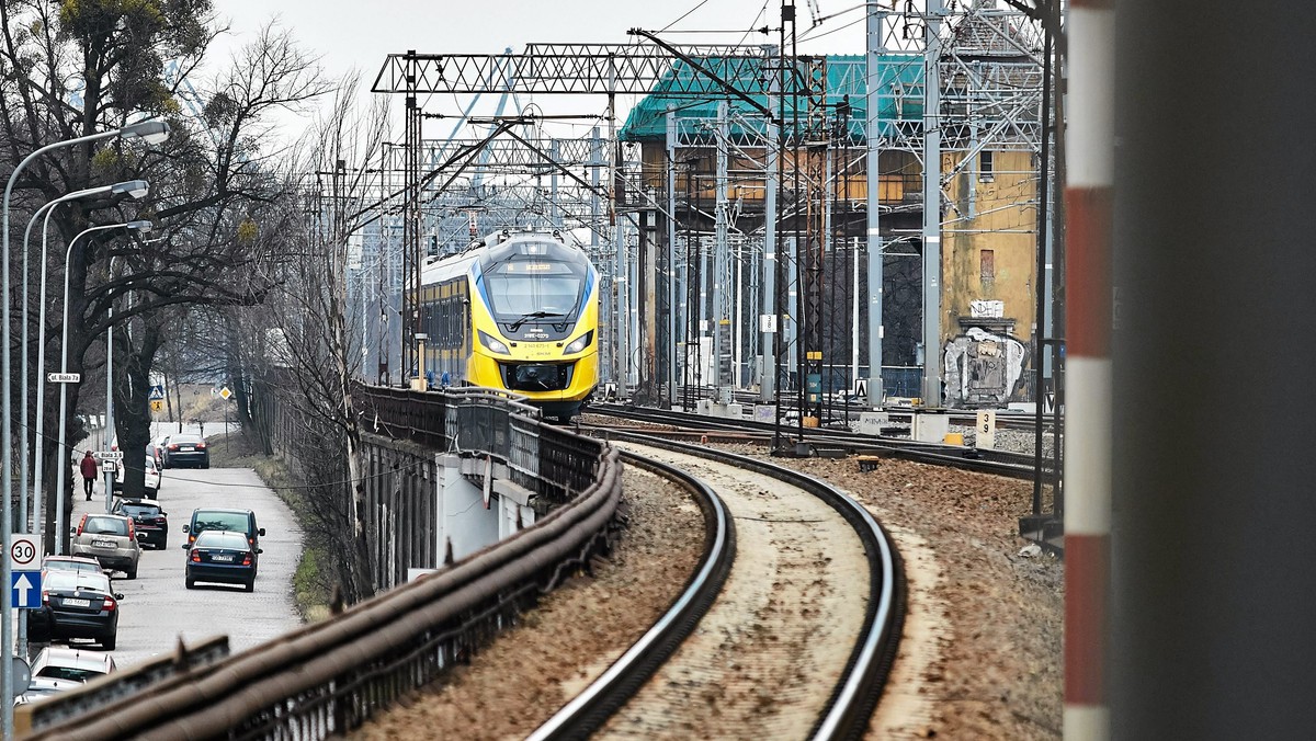 Ponad 160 mln zł z funduszy unijnych dostanie PKP SKM w Trójmieście na zakup 10 elektrycznych zespołów trakcyjnych. Pierwsze pociągi mają wyjechać na trasę za cztery lata. Mają jeździć na trasie Gdańsk – Lębork.