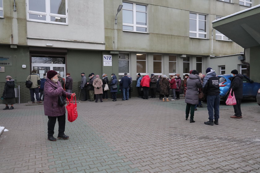 Emeryci w kolejce przed przychodnią na Felińskiego w Łodzi