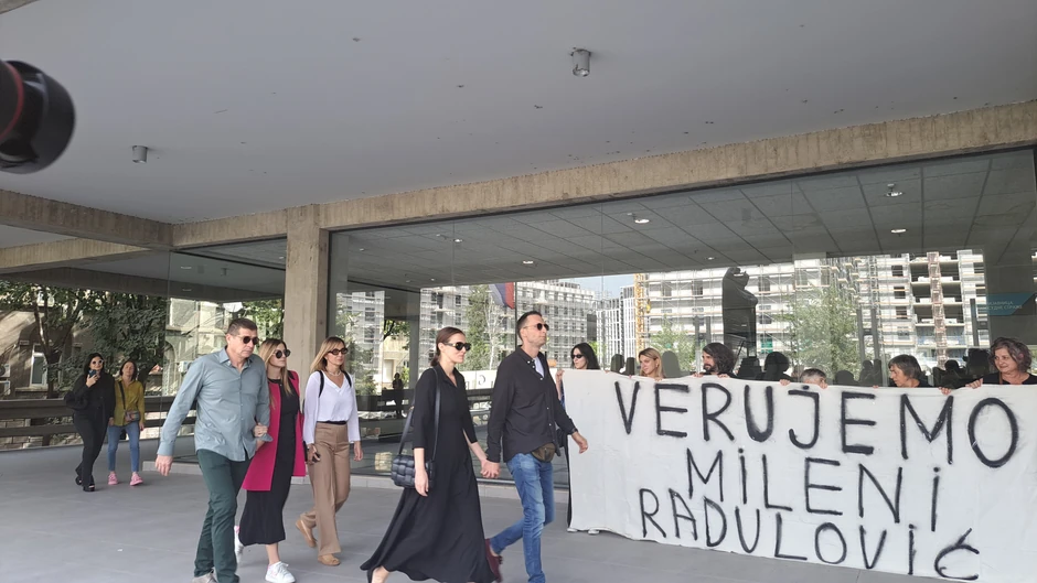 Milena Radulović u pratnji najbližih