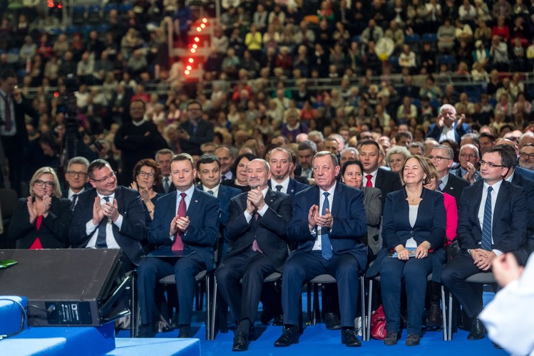 Swoje przybycie do Torunia zapowiedzieli m.in. minister spraw wewnętrznych i administracji Mariusz Błaszczak, minister środowiska Jan Szyszko, minister sprawiedliwości Zbigniew Ziobro, szefowa kancelarii Prezesa Rady Ministrów Beata Kempa i minister z kancelarii Prezydenta RP Adam Kwiatkowski, a także ok. 70 parlamentarzystów