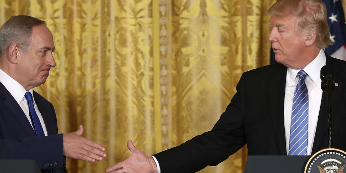 A body language expert breaks down 6 of Trump's handshakes