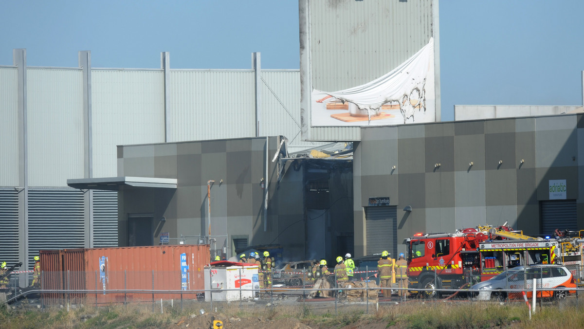 W katastrofie małego samolotu, który spadł rano czasu lokalnego na centrum handlowe na przedmieściu Melbourne, zginęło 5 osób - poinformowała policja. Przyczyną katastrofy była awaria silnika.