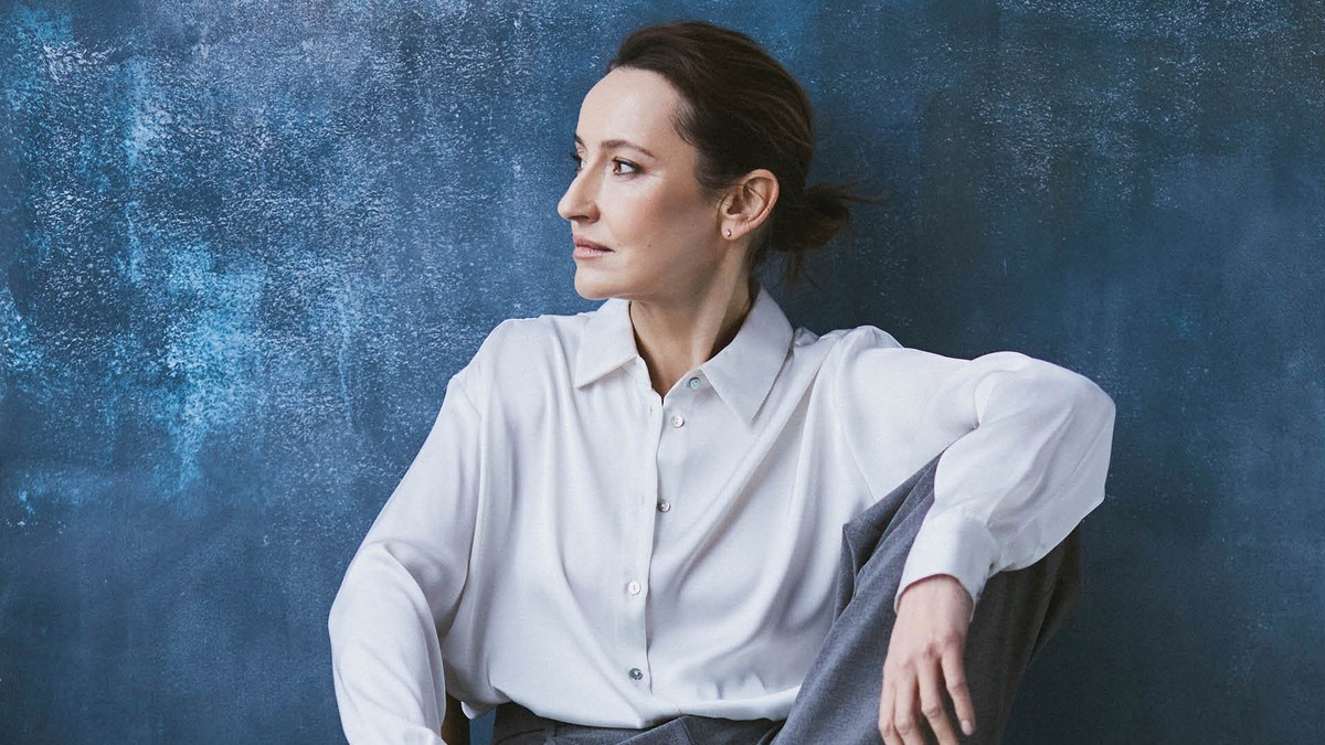 Katarzyna Groniec. Piosenkarka. Laureatka XVIII Przeglądu Piosenki Aktorskiej. Nagrodzona Dyplomem Mistrzowskim im. Aleksandra Bardiniego. Odtwórczyni głównej roli w popularnym musicalu „Metro”. Znana m.in. z interpretacji piosenek Jacques’a Brela, Bertolta Brechta i Agnieszki Osieckiej oraz z wydawnictw autorskich