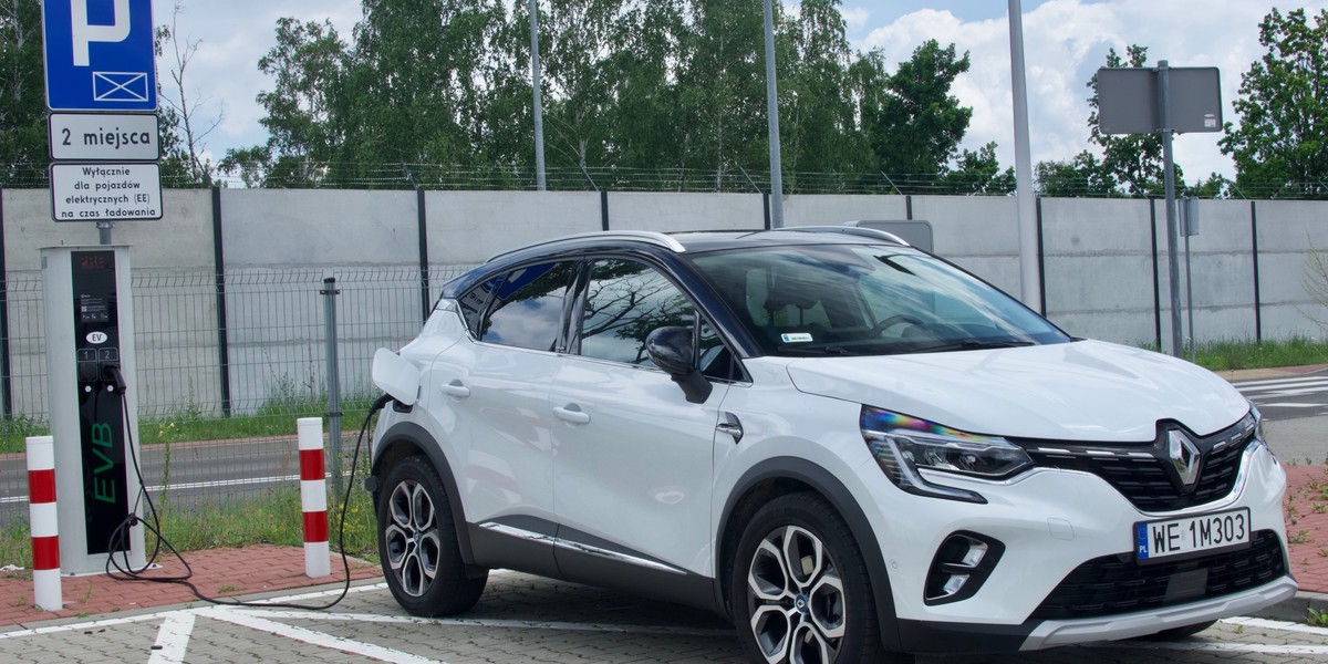 Renault Captur E-Tech to hybryda plug-in. Po naładowaniu, może pokonać na samym prądzie około 50 km. 