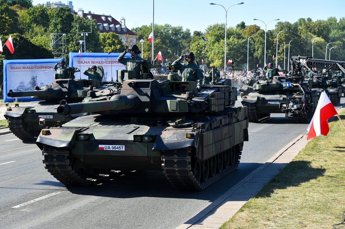 Warszawa, 15.08.2023. Czołgi K2 na defiladzie "Silna Biało-Czerwona" z okazji Święta Wojska Polskiego 2023