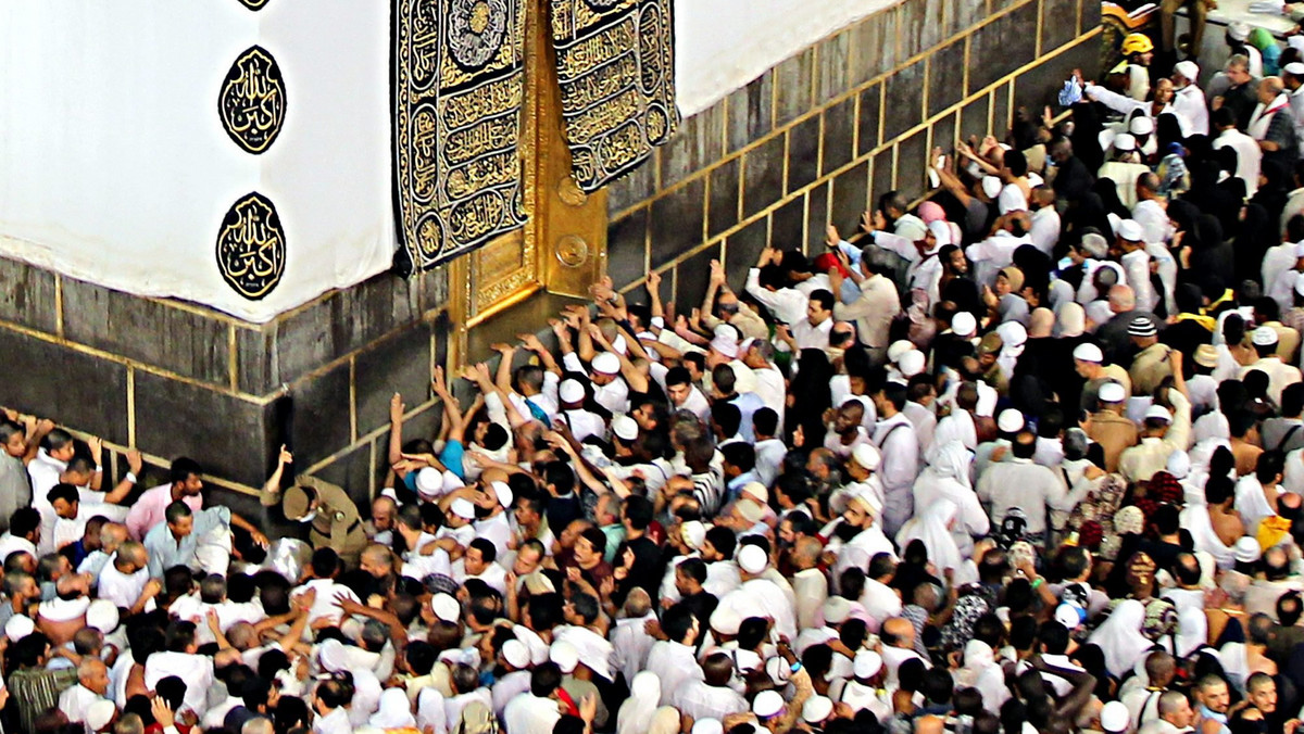 Setki tysięcy muzułmanów w Arabii Saudyjskiej zaczęło dzisiaj, w pierwszym dniu hadżdżu, pielgrzymkę do Mekki. W tym roku ponad 2 mln pątników ma przybyć do tego świętego miasta, które pobożny wyznawca islamu ma obowiązek odwiedzić co najmniej raz w życiu.