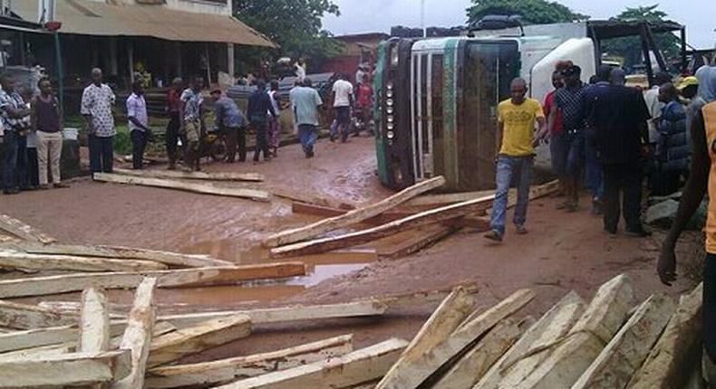 Timber truck falls crushing woman in Nnewi, Anambra
