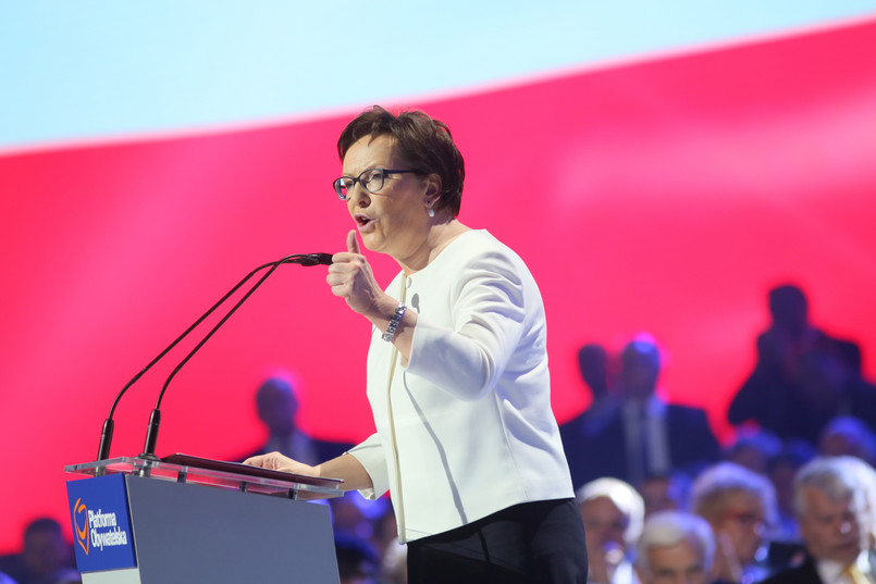 W nadchodzących jesiennych wyborach parlamentarnych największy bój rozegra się między dwiema kobietami - urzędującą premier Ewą Kopacz i kandydatką na fotel szefa rządu Beatą Szydło. Nic dziwnego, że obie panie przerzucają się pomysłami wyborczymi.