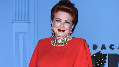 Georgette Mosbacher to "kolorowy ptak" amerykańskiej dyplomacji. Te stylizacje zapamiętamy na długo