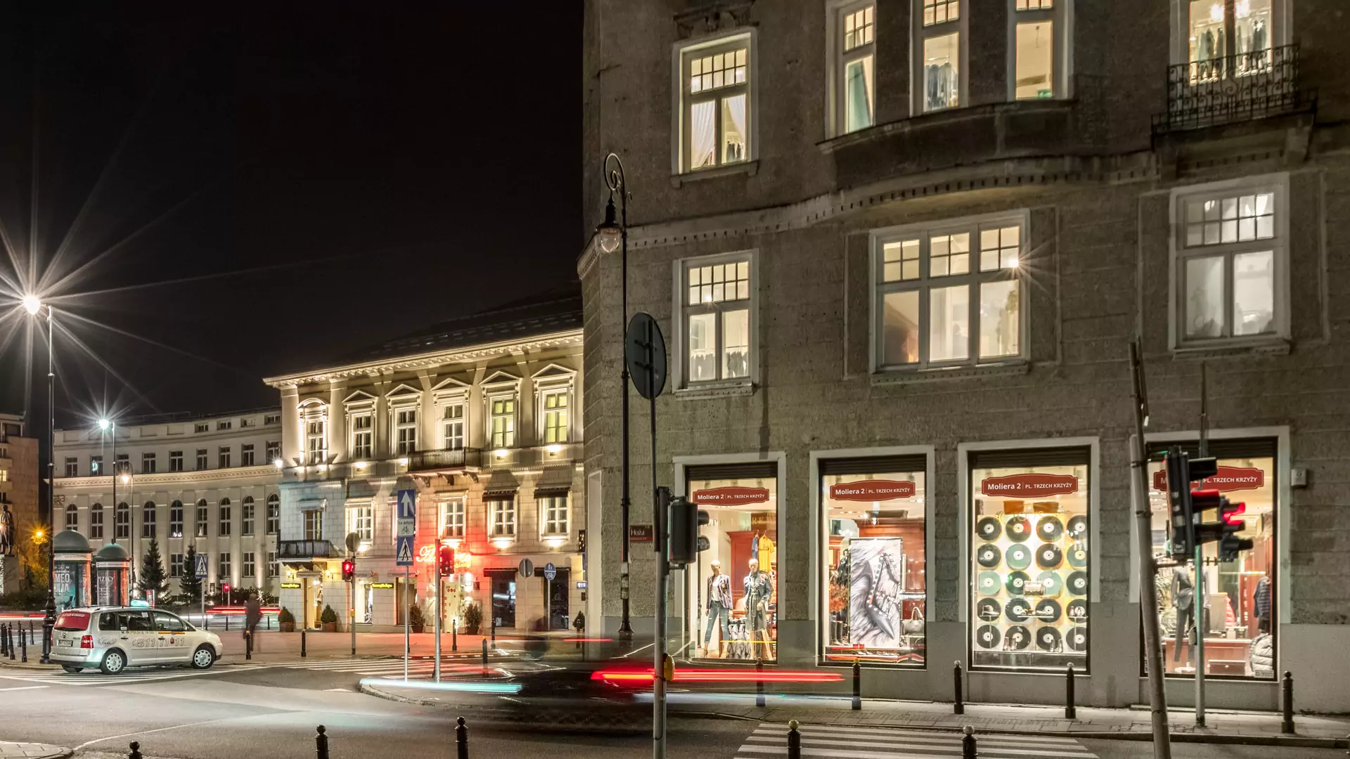 Plac Trzech Krzyży 3 /4 zmienia się w Moliera 2. Kolejny Salon sieci luksusowych butików w Warszawie.