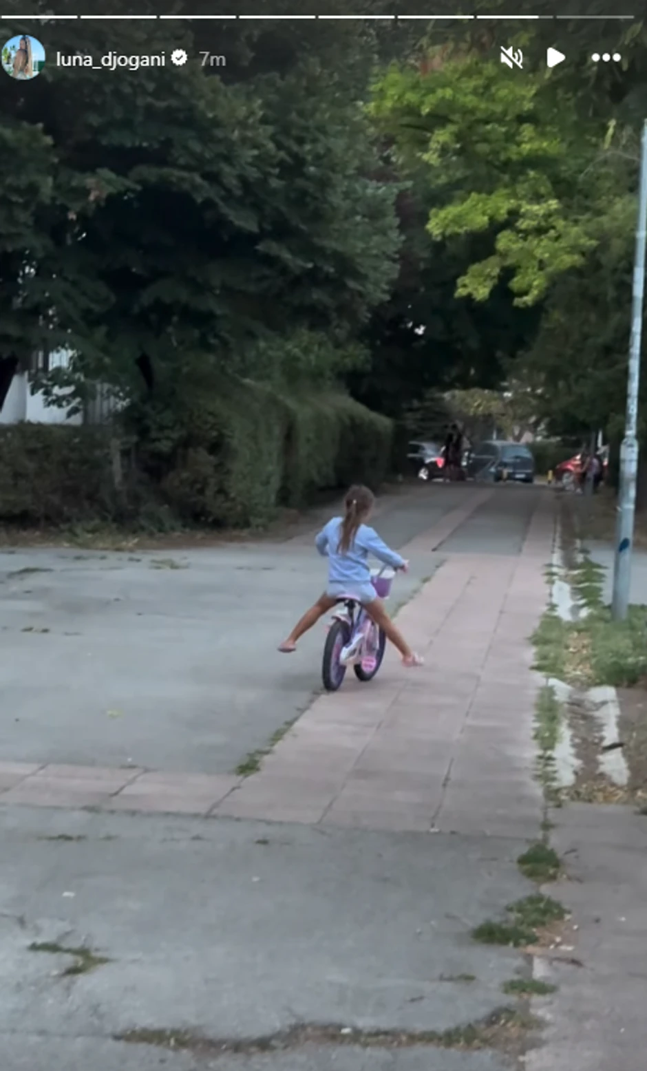 Mala Mia naučila da vozi biciklu