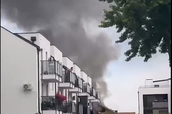 (VIDEO) BUKNUO POŽAR PORED STAMBENE ZGRADE Jezive scene u Novom Sadu: Dim kulja na sve strane, vatrogasci dojurili na lice mesta