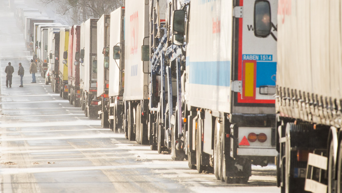 Trwa usuwanie zatoru, jaki wskutek złych warunków pogodowych utworzył się Gościejewie na drodze nr 11 między Poznaniem a Piłą. Według informacji Wojewódzkiego Centrum Zarządzania Kryzysowego (WCZK), drogę blokuje ok. 150 ciężarówek.