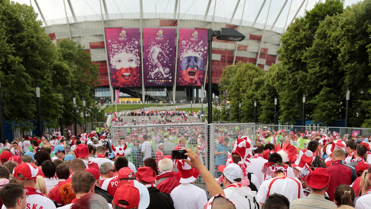 W Warszawie odbył się historyczny mecz otwarcia mistrzostw Euro 2012 Polska-Grecja, który zakończył się remisem 1:1. Wcześniej ukraińskie feministki z organizacji Femen zorganizowały typowy dla siebie protest. Samolot Ił-96, którym prezydent Rosji Władimir Putin wyruszył w podróż po Azji, uległ awarii. Sprawdź, co jeszcze wydarzyło się w piątek w Polsce i na świecie!