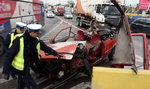 Groźny wypadek w Warszawie. Latarnia zmiażdżyła samochód
