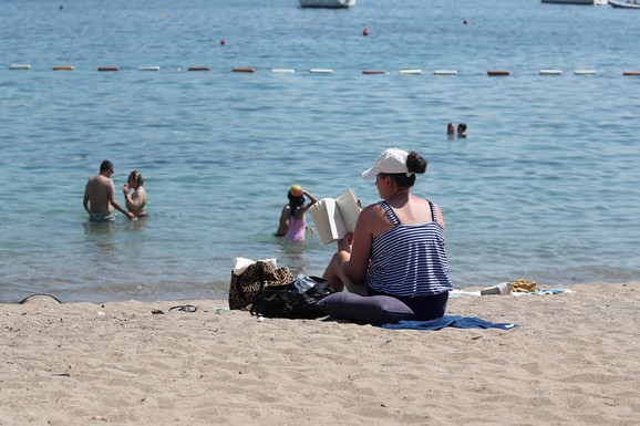 Devojka pokazala kako njen dečko  čuva novac na plaži, ljudi ga mole da isproba "balkansku metodu" (VIDEO)