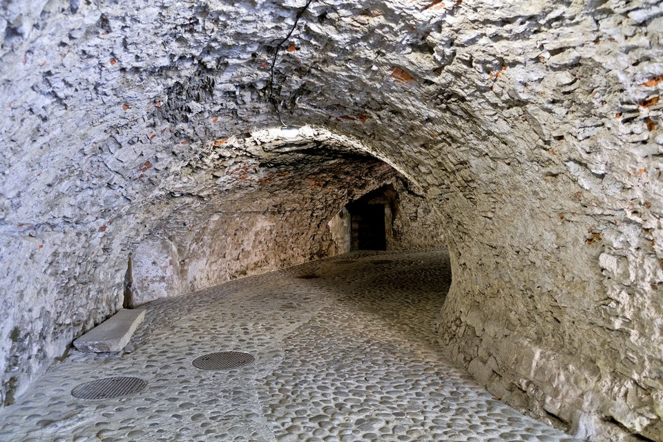 Do Orawskiego zamku wejście prowadzi tunelem 