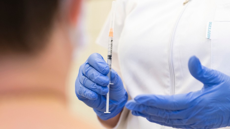 Duda Ernő szerint is az oltásokkal fékezhető meg teljesen a járvány. /Fotó: MTI/Balázs Attila