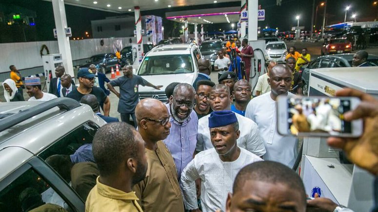 Vice President Osinbajo interacting with people at an Oando gas station in Lagos during the petrol crisis of 2017 (Presidency)