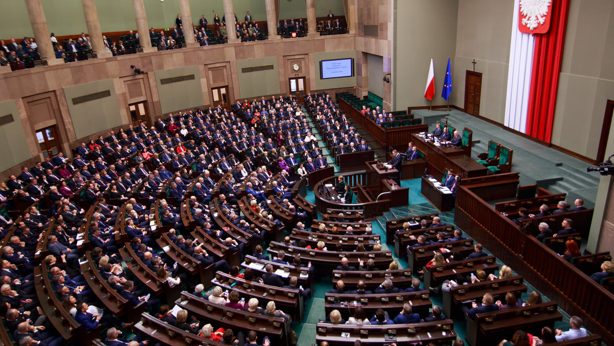 Sondaż: PiS i PO notują spadek. Zaskakujący powrót na podium