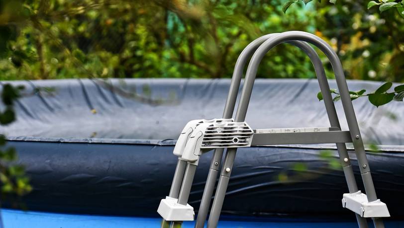 Beliebte Pool-Leitern im Vergleich: Badespaß für alle
