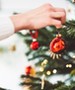Milyen barátnő az ilyen?! Tudja, hogy le vagyok égve, de a karácsonyi ajándékokkal és a gyerekekkel is zsarol