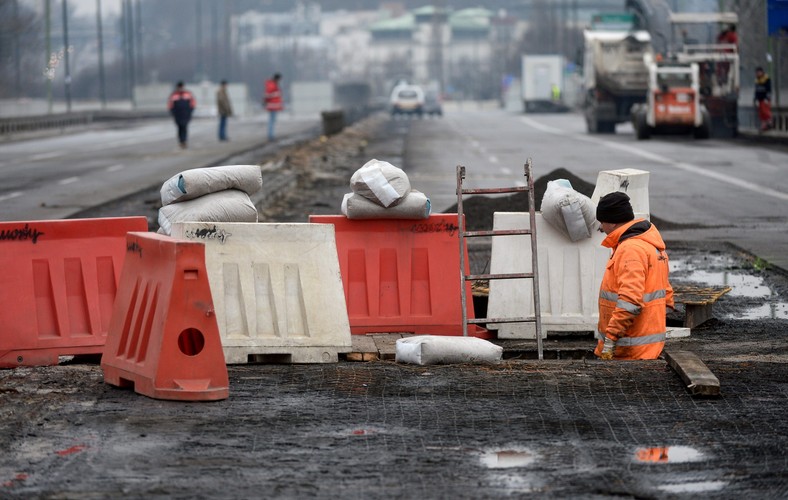Na zdjęciu: Prace przy zdejmowaniu nawierzchni na moście Łazienkowskim w Warszawie<br><br>fot.  (zuz) PAP/Bartłomiej Zborowski