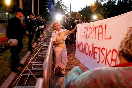 Warszawa, 19.06.2007.  PielÍgniarki, lekarze i technicy medyczni manifestowali 19 bm.  w Warszawie. CzÍúś pielÍgniarek kontynuowa?a protest pod kancelariL premiera, NLdajLc spotkania z Jaros?awem KaczyŮskim. (cat)PAP/Tomasz Gzell
